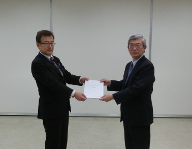 写真：答申書授受の様子