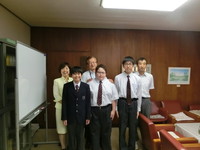 写真：教育長への受賞報告の様子