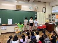 写真：読み聞かせの様子1