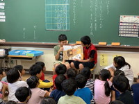 写真：読み聞かせの様子5