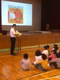 写真：校長先生による読み聞かせの様子1