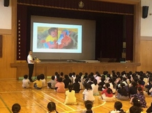 写真：校長先生による読み聞かせの様子2