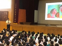 写真：校長先生による読み聞かせの様子3