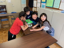 写真：校長室に遊びに来た児童