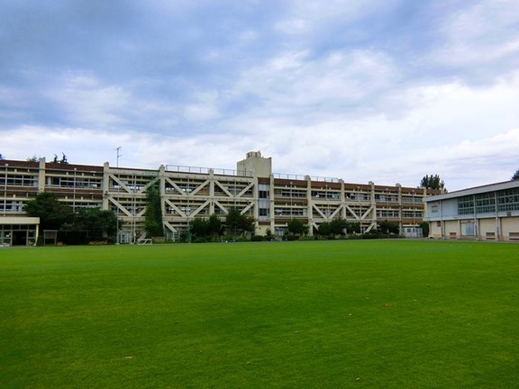 写真:校庭からみた校舎