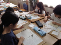 写真：点字の学習の様子