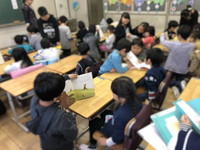 写真：1年生のお世話の様子