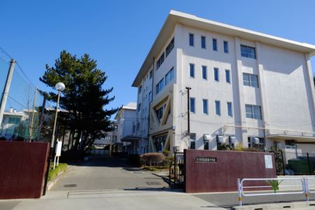 写真:正門からみた校舎