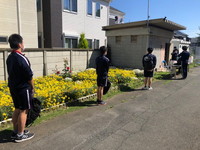 写真：課題回収・配布及び教育相談の様子1