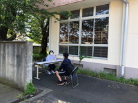 写真：課題回収・配布及び教育相談の様子5