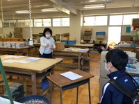 写真：課題回収・配布及び教育相談の様子6