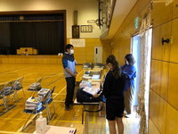 写真：課題回収・配布及び教育相談の様子10