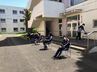 写真：課題回収・配布及び教育相談の様子13