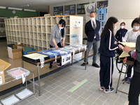 写真：課題回収・配布及び教育相談の様子16