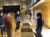 写真：課題回収・配布及び教育相談の様子19