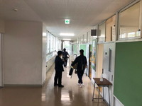 写真：机の搬入の様子