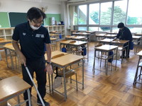 写真：校舎内の消毒作業の様子1
