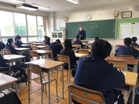 写真：1年B組（前半番号）登校日の様子2