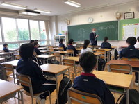 写真：1年B組（後半番号）登校日の様子2