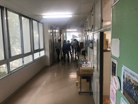 写真：下校後の消毒作業の様子1