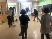 写真：下校後の消毒作業の様子3