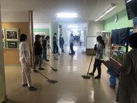 写真：下校後の消毒作業の様子4