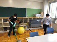 写真：下校後の消毒作業の様子6