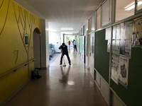 写真：先生方による消毒作業の様子1