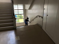 写真：先生方による消毒作業の様子2