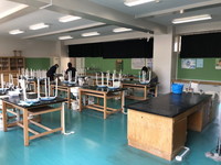 写真：先生方による消毒作業の様子3