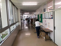 写真：先生方による消毒作業の様子4