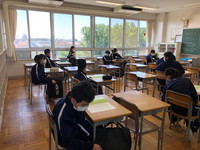 写真：1年C組（前半番号）登校日の様子1