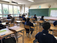 写真：1年C組（前半番号）登校日の様子2