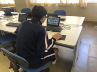 写真：美術の課題に取り組む様子