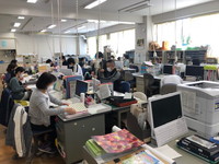 写真：職員室の様子