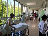 写真：給食を教室へ運ぶ様子