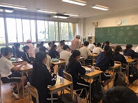 写真：給食を配膳している様子