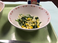 写真：ほうれん草コーンのサラダ