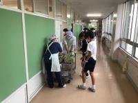 写真：給食を運ぶ様子