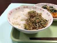 写真：麦ご飯・青菜のふりかけ