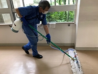 写真：消毒作業の様子1