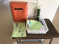 写真：短冊と茶色い箱