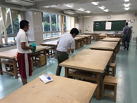 写真：校内を清掃する様子1