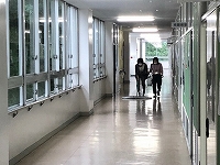 写真：校内を清掃する様子2