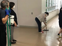 写真：校内を清掃する様子4