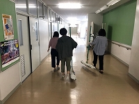 写真：校内を清掃する様子5