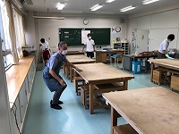 写真：校内を清掃する様子6