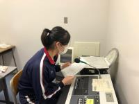 写真：放送にて答える様子1