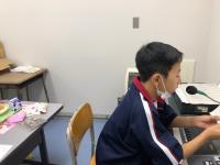 写真：放送にて答える様子2