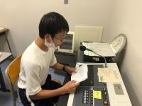 写真：放送にて答える様子3